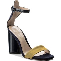 Sandały STUART WEITZMAN - Kimly XL17496 Ochre Moare. Niebieskie klapki damskie marki Stuart Weitzman, bez wzorów, ze skóry, bez obcasa, na obcasie. W wyprzedaży za 1119,00 zł.