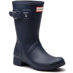 Kalosze HUNTER - Original Tour Short WFS1026RMA Navy. Niebieskie kalosze damskie Hunter, bez wzorów, z tworzywa sztucznego. W wyprzedaży za 339,00 zł.