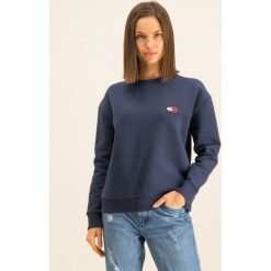 Bluza Tommy Jeans Tjw Tommy Badge Crew DW0DW07786. Niebieskie bluzy damskie Tommy Jeans, m, bez wzorów, z bawełny, bez rękawów, bez kaptura. W wyprzedaży za 289,00 zł.