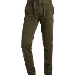 GStar BRONSON SLIM CUFFED CHINO Spodnie materiałowe dark bronze green. Zielone bez kategorii marki G-Star, z elastanu. W wyprzedaży za 257,95 zł.