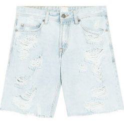 Denimowe bermudy z przetarciami. Szare spodenki i szorty męskie Pull&Bear, m, bez wzorów, z jeansu. Za 49,90 zł.