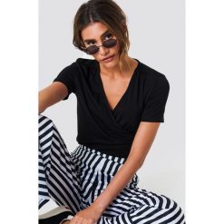 Trendyol Kopertowy T-shirt - Black. Czarne t-shirty damskie marki Trendyol, bez wzorów, bez kołnierzyka. Za 80,95 zł.