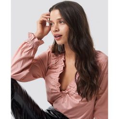 NA-KD Classic Top z marszczonym dekoltem - Pink. Różowe topy damskie NA-KD Classic, bez wzorów, z falbankami. Za 121,95 zł.