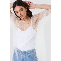 NA-KD Boho Sukienka z siateczki z perłami - White. Białe sukienki damskie NA-KD Boho, z aplikacjami, boho, z okrągłym kołnierzem, z krótkim rękawem, krótkie, midi. Za 242,95 zł.