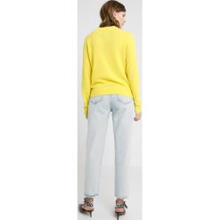 Samsøe & Samsøe BOSTON O NECK Sweter blazing yellow. Żółte bluzy damskie marki Samsøe & Samsøe, m, bez wzorów, z kaszmiru, bez rękawów, bez kaptura. Za 839,00 zł.