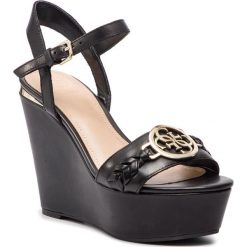 Sandały GUESS - Gesina FL6GES LEA04 BLACK. Czarne klapki damskie Guess, z aplikacjami, ze skóry, bez obcasa, na obcasie. W wyprzedaży za 499,00 zł.