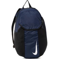 Plecak NIKE - BA5501-410 Granatowy. Niebieskie plecaki męskie Nike, bez wzorów, z materiału, sportowe. Za 149,00 zł.
