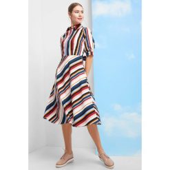 Rozkloszowana sukienka w paski. Niebieskie sukienki damskie Orsay, na lato, w paski, z bawełny, bez kołnierzyka, bez rękawów, midi, rozkloszowane. Za 159,99 zł.