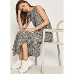 Answear Lab - Sukienka. Czarne sukienki damskie Answear Lab, na co dzień, s, bez wzorów, z wiskozy, casualowe, z okrągłym kołnierzem, bez rękawów, midi, rozkloszowane. Za 139,90 zł.