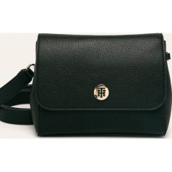 Tommy Hilfiger - Torebka AW0AW07309. Czarne torebki klasyczne damskie TOMMY HILFIGER, w paski, ze skóry ekologicznej, casualowe, na ramię, średnie, bez dodatków. Za 539,90 zł.