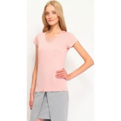 T-shirt krótki rękaw damski z koronką. Różowe t-shirty damskie Top Secret, w koronkowe wzory, z koronki, bez kołnierzyka. W wyprzedaży za 19,99 zł.