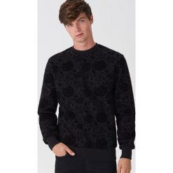 Bluza z nadrukiem all over - Czarny. Czarne bluzy męskie House, s, z nadrukiem, bez kołnierzyka, bez rękawów, bez kaptura. W wyprzedaży za 69,99 zł.