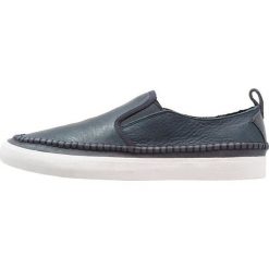 Clarks KESSELL SLIP Półbuty wsuwane navy. Niebieskie trampki męskie Clarks, z materiału. Za 349,00 zł.