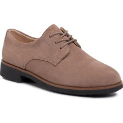 Oxfordy CLARKS - Griffin Lane 261447394 Taupe Suede. Brązowe półbuty damskie Clarks, bez obcasa, na płaskiej podeszwie, bez zapięcia. W wyprzedaży za 269,00 zł.