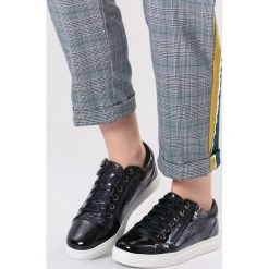 Czarne Buty Sportowe Chill Out. Czarne buty sportowe damskie Inny, bez wzorów, na sznurówki. Za 24,99 zł.
