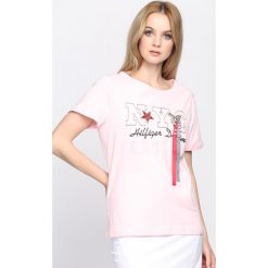 Różowy T-shirt Just a Feeling. Różowe t-shirty damskie marki Born2be, m, z nadrukiem, z okrągłym kołnierzem. Za 39,99 zł.