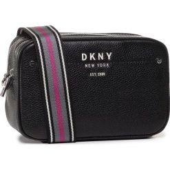 Torebka DKNY - Erin-Camera Bag R01EAG94 Black/Silver BSV. Czarne listonoszki damskie DKNY, bez wzorów, ze skóry, bez dodatków. W wyprzedaży za 539,00 zł.
