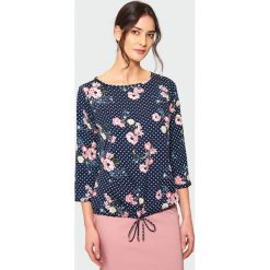Elegancka bluzka z troczkiem. Szare bluzki damskie Greenpoint, bez wzorów, z poliesteru, eleganckie, bez kołnierzyka, bez rękawów. Za 39,99 zł.