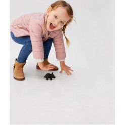 Mango Kids - Kurtka dziecięca Ali6 80-104 cm. Różowe kurtki dziewczęce Mango Kids, bez wzorów, z poliesteru, krótkie, bez kaptura. Za 89,90 zł.