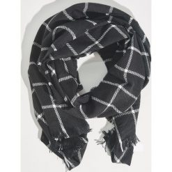 Szal w kratę - Czarny. Czarne szaliki damskie Sinsay. Za 29,99 zł.