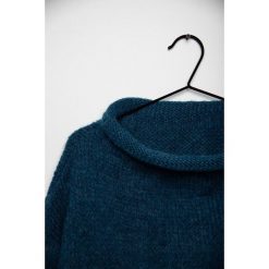 Sweter krótki UNDERWORLD morski. Zielone bluzy damskie Underworld, uniwersalny, bez wzorów, z krótkim rękawem, krótkie, bez kaptura. Za 169,99 zł.