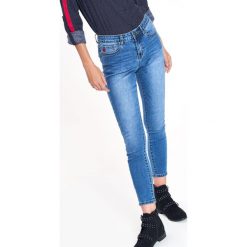 SPODNIE JEANSOWE DAMSKIE. Szare rurki damskie Top Secret, na jesień, z jeansu. Za 129,99 zł.