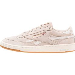 Reebok Classic REVENGE PLUS Tenisówki i Trampki chalk/red. Szare tenisówki damskie marki Reebok Classic, z gumy, reebok classic. W wyprzedaży za 356,15 zł.