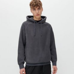 Polarowa bluza z kapturem -. Bluzy męskie Reserved, s, bez wzorów, z polaru, z kapturem, bez rękawów, z kapturem. Za 89,99 zł.