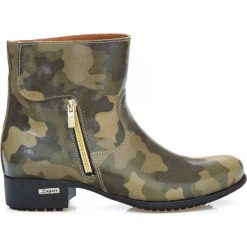 Botki - skóra naturalna - model 475 - kolor moro. Zielone botki damskie Zapato, ze skóry, bez obcasa, bez zapięcia. W wyprzedaży za 339,00 zł.