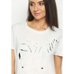 Jasnoszary T-shirt Silver Zebra. Szare bluzki asymetryczne Born2be, xxl, z motywem zwierzęcym. Za 24,99 zł.
