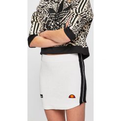 Ellesse - Spódnica. Białe spódniczki damskie Ellesse, bez wzorów, z bawełny, mini, dopasowane. Za 99,90 zł.
