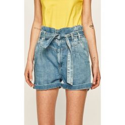 Pepe Jeans - Szorty. Niebieskie szorty damskie Pepe Jeans, w paski, z bawełny, casualowe, z podwyższonym stanem. Za 319,90 zł.