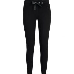 Spodnie dresowe DKNY Sport DP9P1890. Czarne spodnie damskie DKNY Sport, l, z dresówki, sportowe. W wyprzedaży za 239,00 zł.