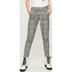 Bawełniany T-shirt z nadrukiem - Biały. Białe t-shirty damskie Sinsay, l, z nadrukiem, z bawełny. W wyprzedaży za 9,99 zł.