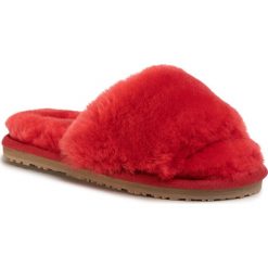 Kapcie MOU - Sheepskin Fur Slide Slipper Tred. Czerwone klapki damskie Mou, bez wzorów, ze skóry, bez obcasa. Za 449,00 zł.