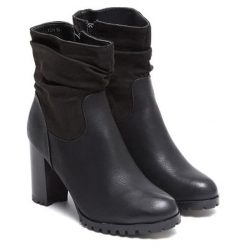 Botki w kolorze czarnym. Czarne buty zimowe damskie marki Carla Samuel. W wyprzedaży za 129,95 zł.