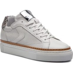 Sneakersy TOGOSHI - TG-05-02-000031 602. Białe półbuty damskie Togoshi, na co dzień, bez wzorów, z zamszu, bez obcasa, na płaskiej podeszwie, bez zapięcia. W wyprzedaży za 289,00 zł.