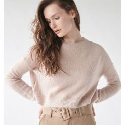 Puszysty sweter z błyszczącą nitką -. Swetry damskie Sinsay, s, bez wzorów, bez rękawów, bez kaptura. Za 49,99 zł.