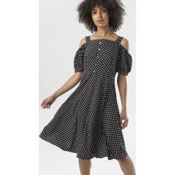 Czarna Sukienka Talonne. Czarne sukienki damskie Born2be, xl, bez wzorów, bez kołnierzyka, bez rękawów, midi. W wyprzedaży za 64,99 zł.
