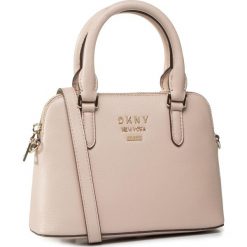 Torebka DKNY - Whitney-Mini Dome Sa R01DHH38 Cah/Cashmere 244. Różowe torebki klasyczne damskie DKNY, bez wzorów, ze skóry, klasyczne, na ramię, bez dodatków. W wyprzedaży za 589,00 zł.