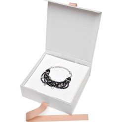 BRANSOLETKA Z BŁYSZCZĄCYCH KORALIKÓW. Szare bransoletki damskie z cyrkoniami marki Top Secret. W wyprzedaży za 24,99 zł.
