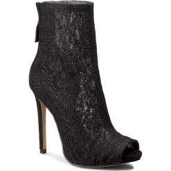 Botki GUESS - Arya FLARY1 LAC10 BLACK. Czarne botki damskie lity marki Guess, z koronki, z otwartym noskiem, na zamek. W wyprzedaży za 519,00 zł.