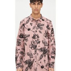 Koszula Ink Ready - Różowy. Różowe koszule męskie Cropp, s, bez wzorów, bez kołnierzyka, bez rękawów. Za 69,99 zł.