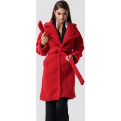 Hannalicious x NA-KD Płaszcz midi Teddy - Red. Czerwone płaszcze damskie marki Hannalicious x NA-KD, w paski. Za 404,95 zł.