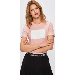 Calvin Klein Jeans - Top. Białe bluzki damskie Calvin Klein Jeans, s, z nadrukiem, z bawełny, z okrągłym kołnierzem. Za 169,90 zł.