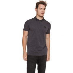 Koszulka polo w kolorze czarnym. Koszulki męskie Lonsdale, Kangol. W wyprzedaży za 69,95 zł.