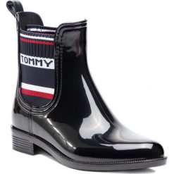 Kalosze TOMMY HILFIGER - Tommy Elastic Rain Boot FW0FW03836 Black 990. Czarne kalosze damskie TOMMY HILFIGER, bez wzorów, z tworzywa sztucznego. W wyprzedaży za 219,00 zł.