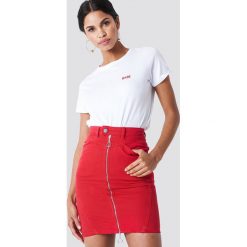 NA-KD Spódnica ołówkowa z zamkiem - Red. Czerwone spódniczki damskie NA-KD, bez wzorów, z bawełny, mini, ołówkowe. Za 202,95 zł.