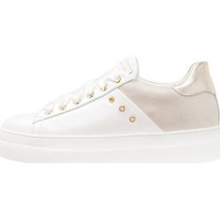 Noclaim ZEN Sneakersy niskie platino. Żółte trampki i tenisówki damskie Noclaim, bez wzorów, ze skóry, bez zapięcia. W wyprzedaży za 539,25 zł.