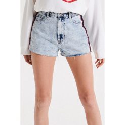 Jeansowe szorty High Waist z lampasem - Niebieski. Niebieskie szorty damskie Cropp, bez wzorów, z jeansu, z podwyższonym stanem. Za 89,99 zł.